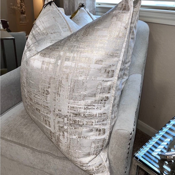 1-NWT CALLISTO HOME DECORATIVE PILLOW (Please read description for details) - Picture 3 of 11